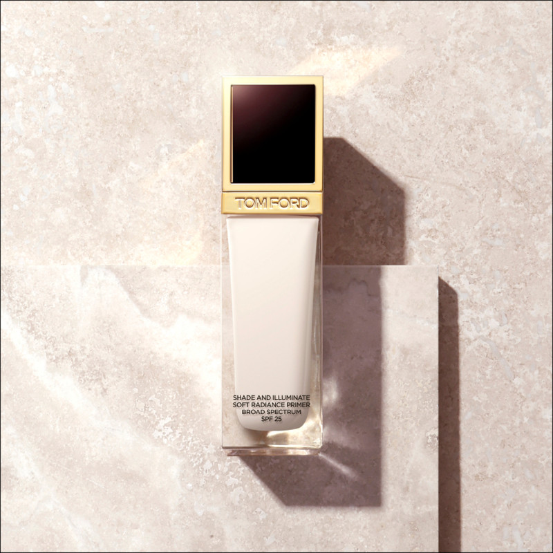 TOM FORD最上鏡巨星光影妝前乳，SPF25 PA++，3,800元，2024 TOM FORD 秋冬大秀指定使用的妝前產品，為模特兒創造無瑕透光肌的秘密武器，添加豐富維他命C、菸鹼醯胺、玻尿酸、辣木籽油、百香果油及生薑提取物，不僅能夠修飾瑕疵、改善黯沉，也幫助保濕舒緩肌膚，上妝同時亦在保養。