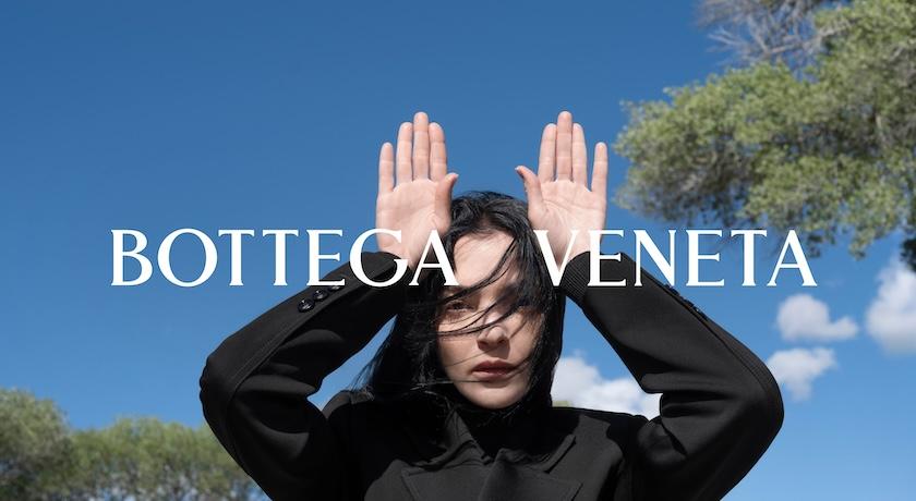 Bottega Veneta拍大片前進美國神秘51區？壯闊荒野對比精湛技藝超吸睛