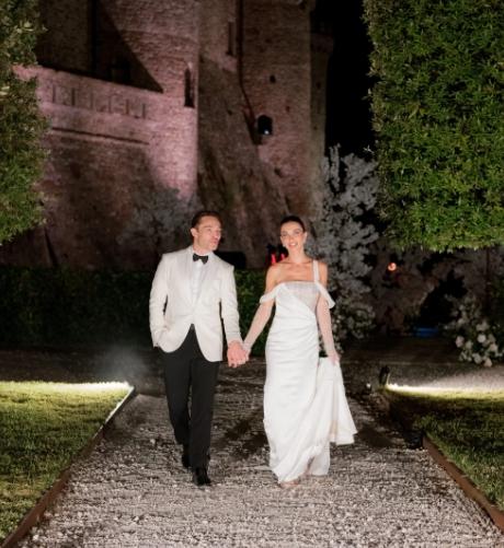 婚禮招待會上，艾米傑克遜換上Atelier Pronovias訂製禮服，與艾德威斯維克白色西裝十分相襯。（翻攝自instagram）