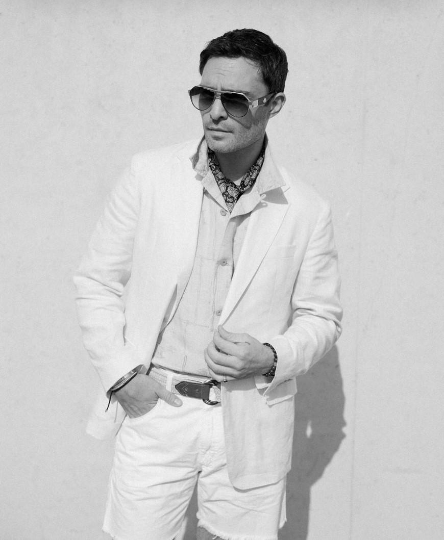 遊輪派對上艾德威斯維克換上Ralph Lauren的白色短褲造型。（翻攝自instagram）