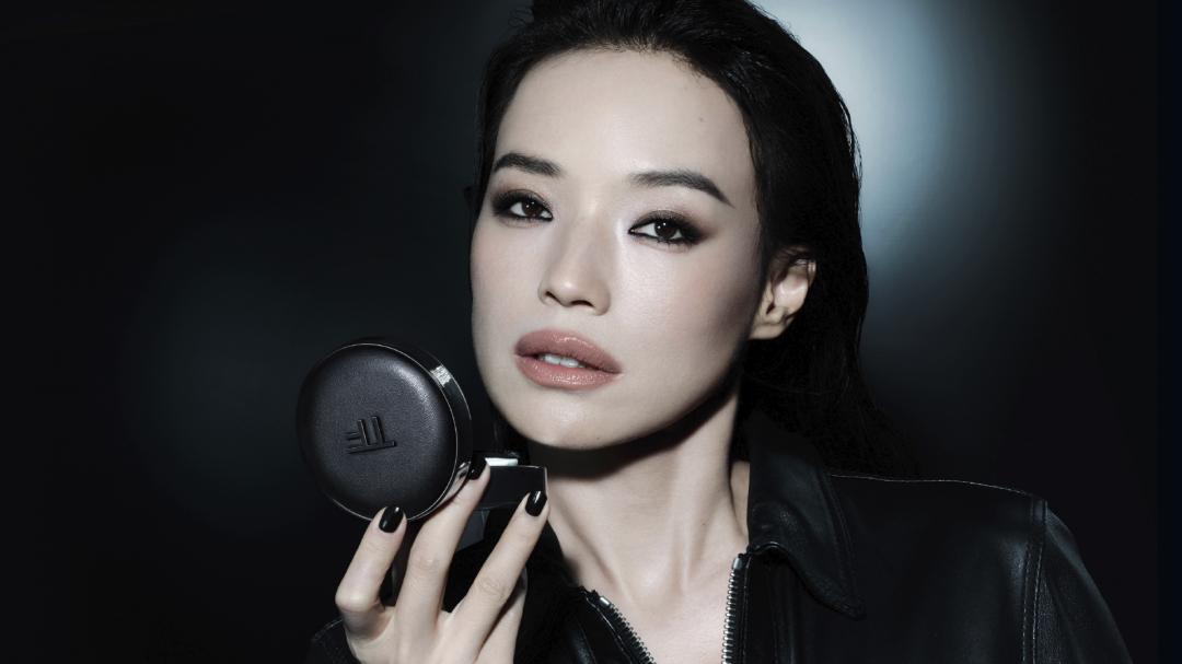 女神舒淇絕美演繹TOM FORD全新寂境黑漆系列彩妝。