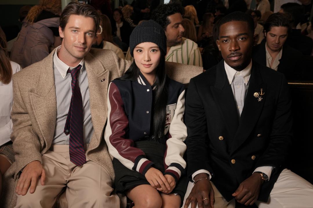 （左起）Patrick Schwarzenegger、Jisoo、Damson Idris，其中Jisoo是睽違六年再度來到紐約時裝週看秀。