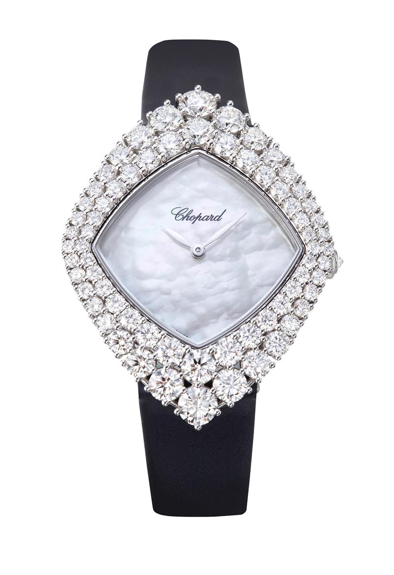 L’Heure du Diamant系列腕錶，搭載Chopard 09.01-C機械自動上鍊機芯，符合倫理道德標準18K白金錶殼鑲嵌6.85克拉鑽石，時間顯示，尺寸35 x 46mm，2,779,000元，全球僅一只。（Chopard提供）