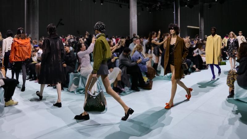 Prada 2025春夏女裝秀隨米蘭時裝週登場。