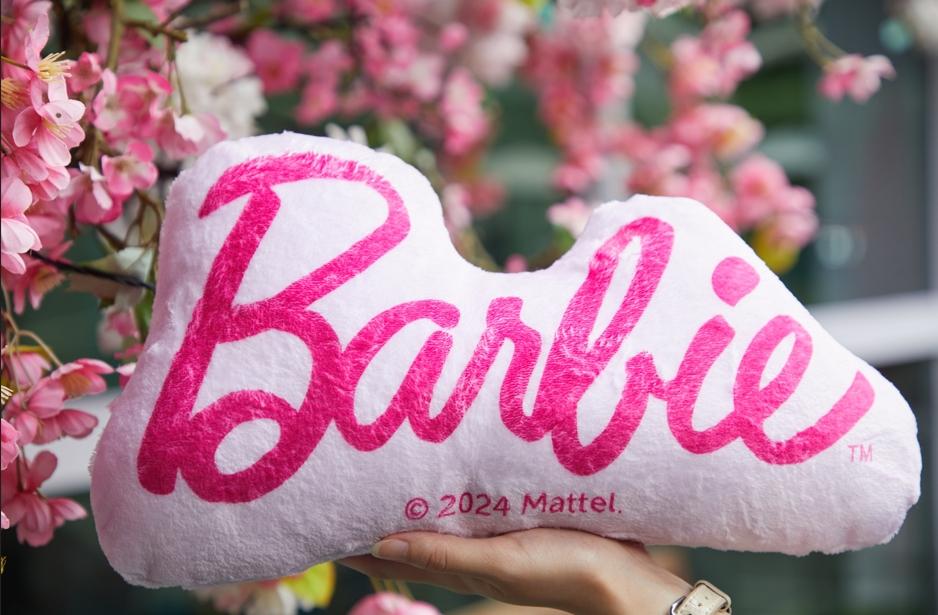 Global Mall推10月10日至16日刷GMpay綁定聯名卡消費滿1,500元可換Barbie™午睡枕。