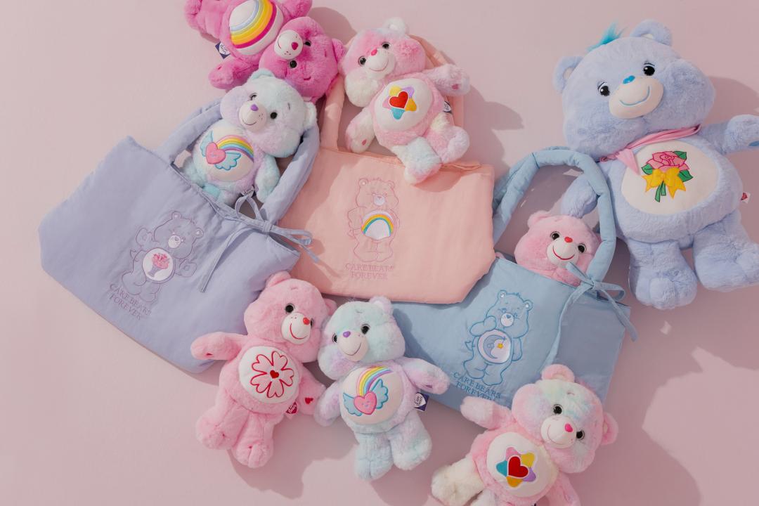 Care Bears小熊澎澎刺繡空氣包，售價NT$1,580元。