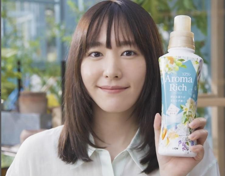 新垣結衣拍攝「Soflan Aroma Rich」衣物香氛柔軟精廣告。