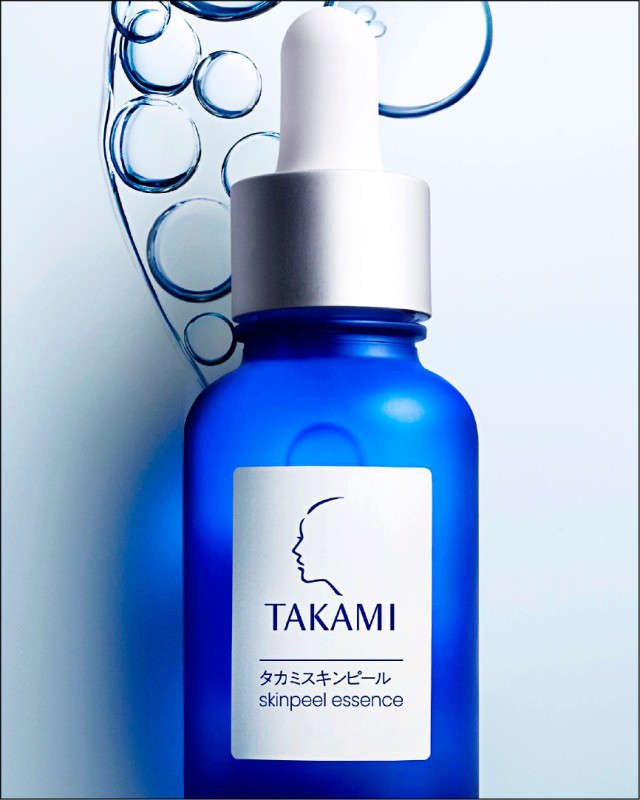 TAKAMI 角質道小藍瓶，30ml／1,800元，以七重天然酵素配方，打造最親膚的pH5.5調理精華，水感透膚不黏膩，由內而外穩定角質健康。