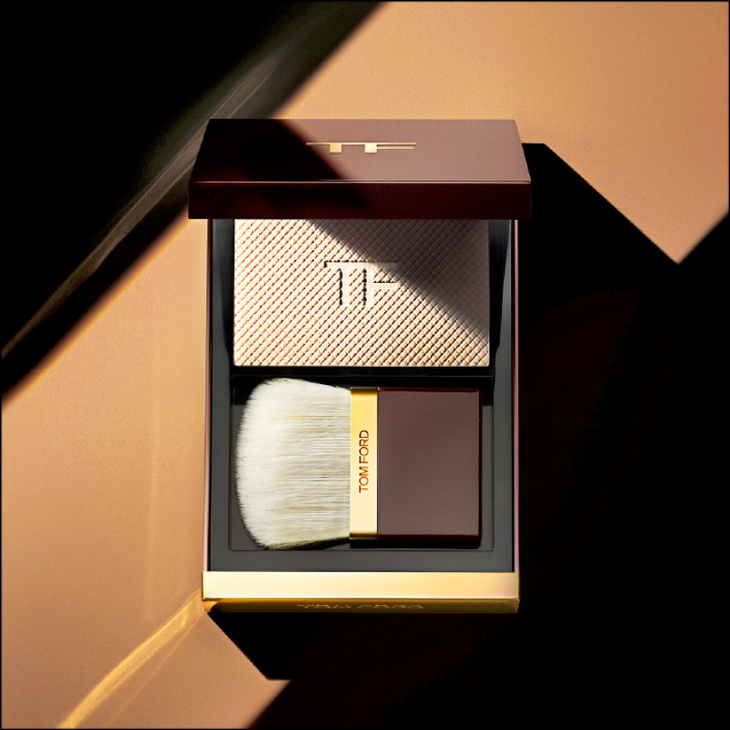 TOM FORD星光蜜粉餅，3,300元，特殊球型粉末技術擁有優異的控油效果，呈現霧面柔焦的完美妝效，超細緻透明粉末，如濾鏡般完美模糊毛孔及瑕疵。