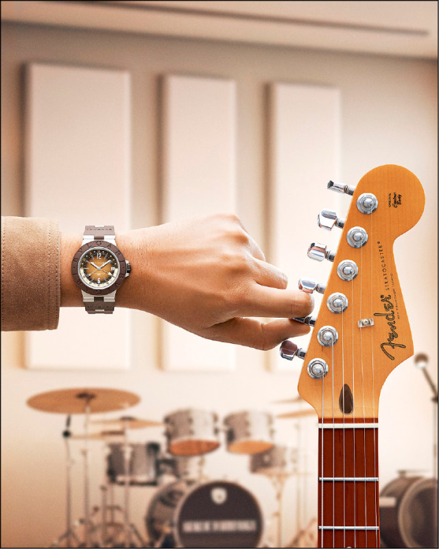 BVLGARI Aluminium GMT×Fender®限量版腕錶以經典電吉他為設計靈感，搭配魔鬼氈錶帶更添個性感。