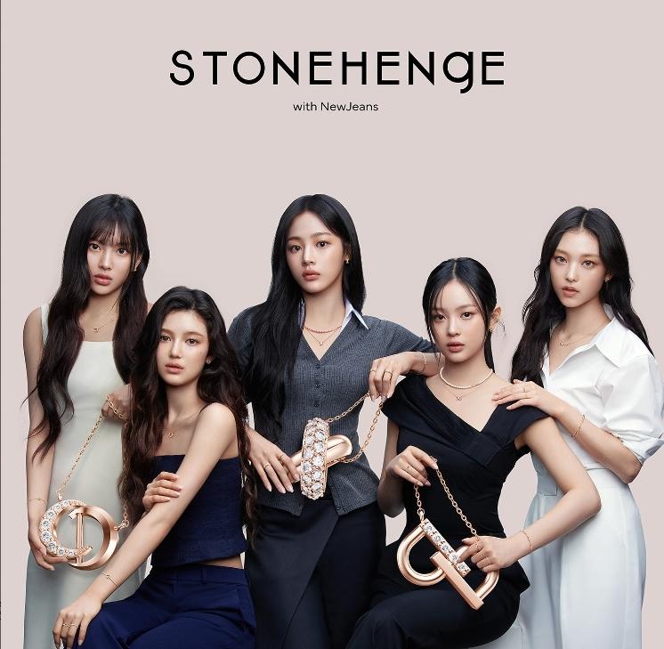 STONEHENgE去年找來怪物新人女團NewJeans代言。