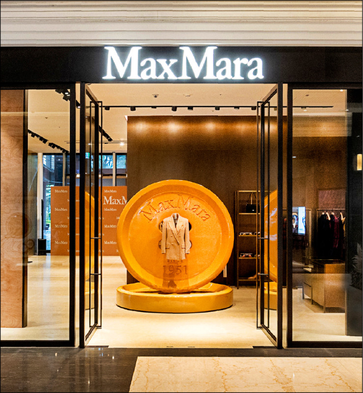 Max Mara在微風南山店打造期間限定裝置，展現Olimpia Jacket的經典魅力。