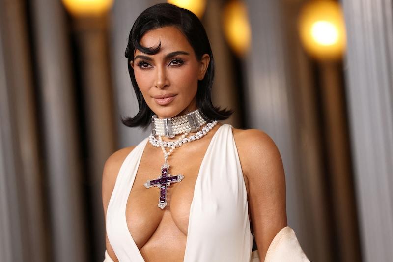 Kim Kardashian一次用三條項鍊搭配造型，其中的紫水晶十字墜鍊過去曾由黛安娜王妃多次配戴亮相。（路透）