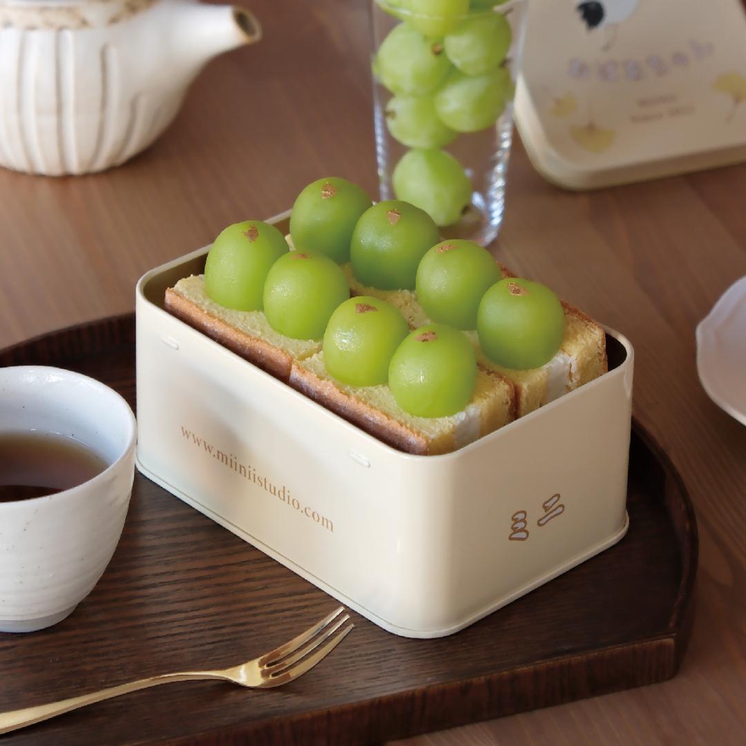 ミニ·耘菓-麝香葡萄鐵盒蛋糕，原價1,840元，特價1,700元，復興館。