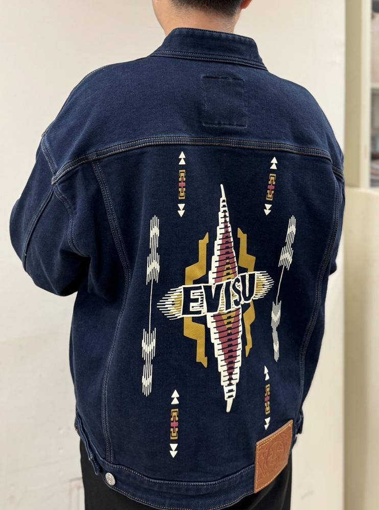 日本復古牛仔褲品牌「惠比壽（EVISU）」，今年秋季新推「海神刺繡牛仔外套」。（圖／記者王捷攝）