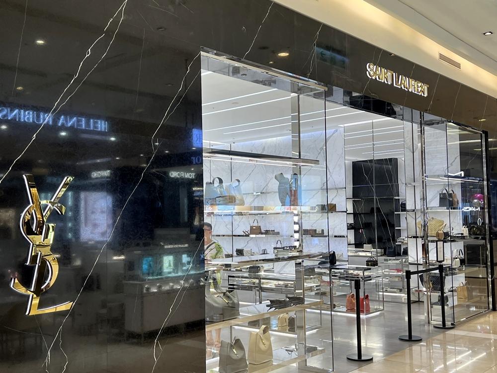 台南西門店的聖羅蘭Saint Laurent專櫃，今年的獨家商品是「NIKI粒面小羊皮大型手袋」，款式、售價需要店洽，非常神秘。（圖／記者王捷攝）