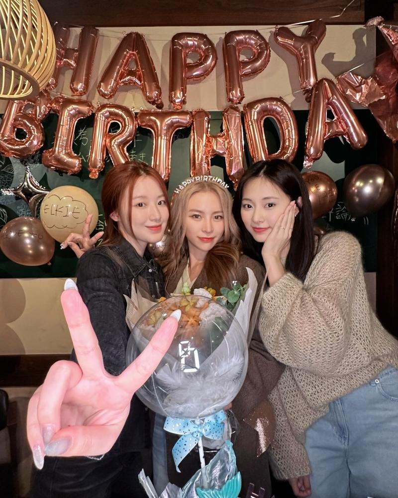 ELKIE過生日，舒華、子瑜都到了。