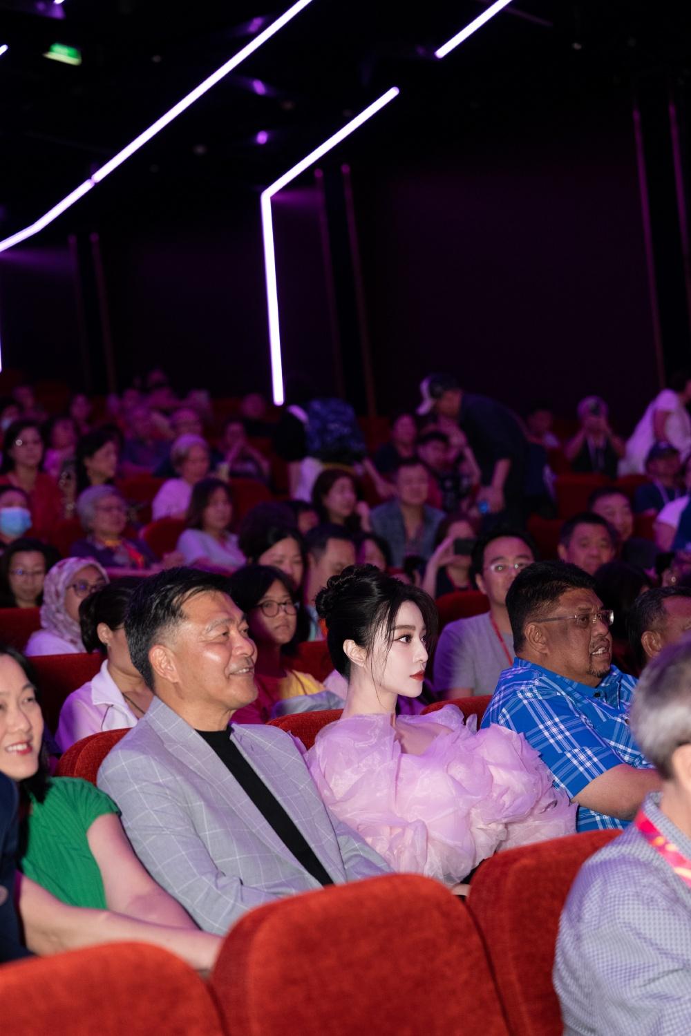 范冰冰在人群之中仍然相當耀眼。（截自微博）