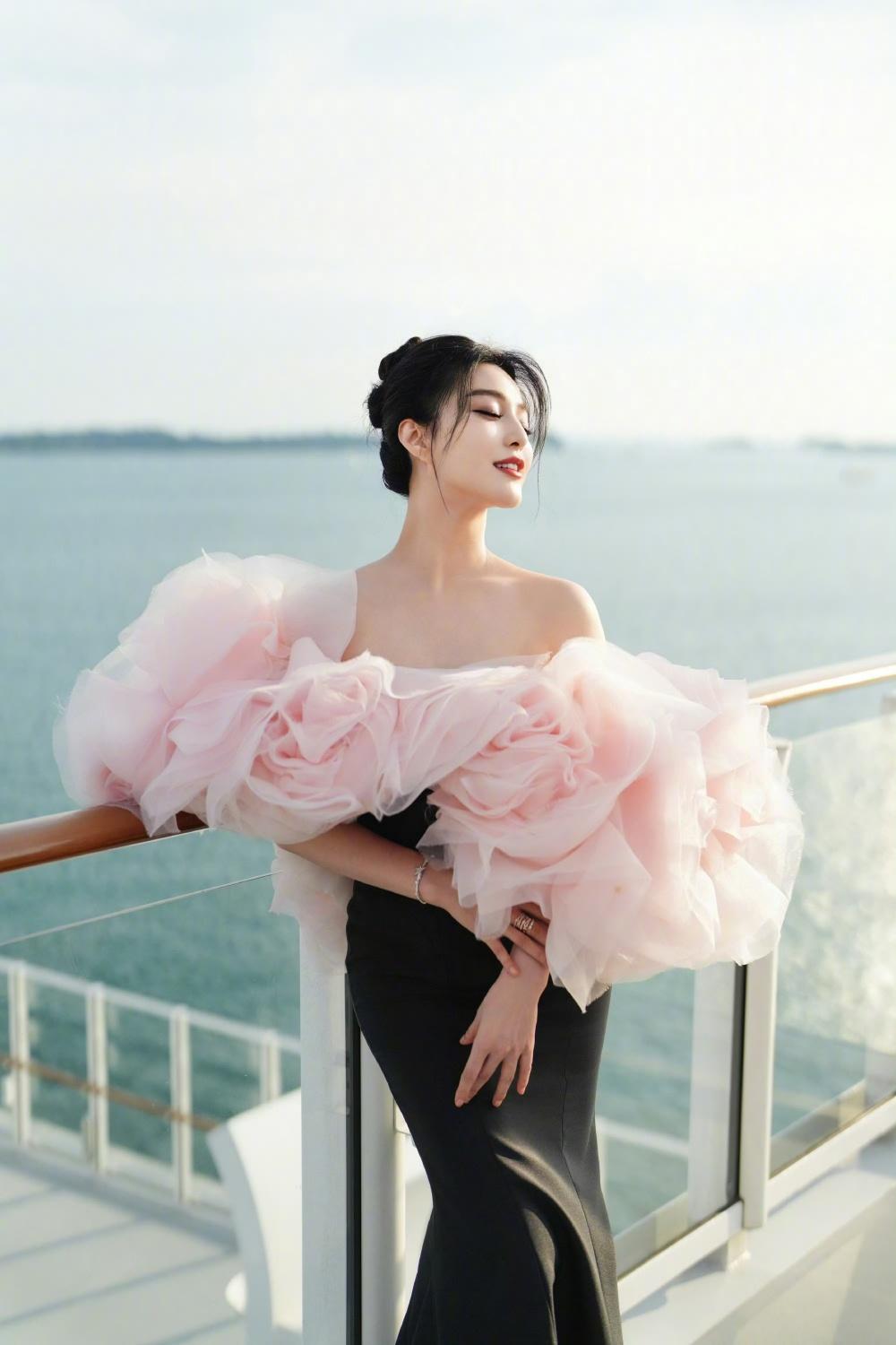 范冰冰刻意不搭配項鍊與耳環，藉以突顯禮服獨特的設計。（截自微博）