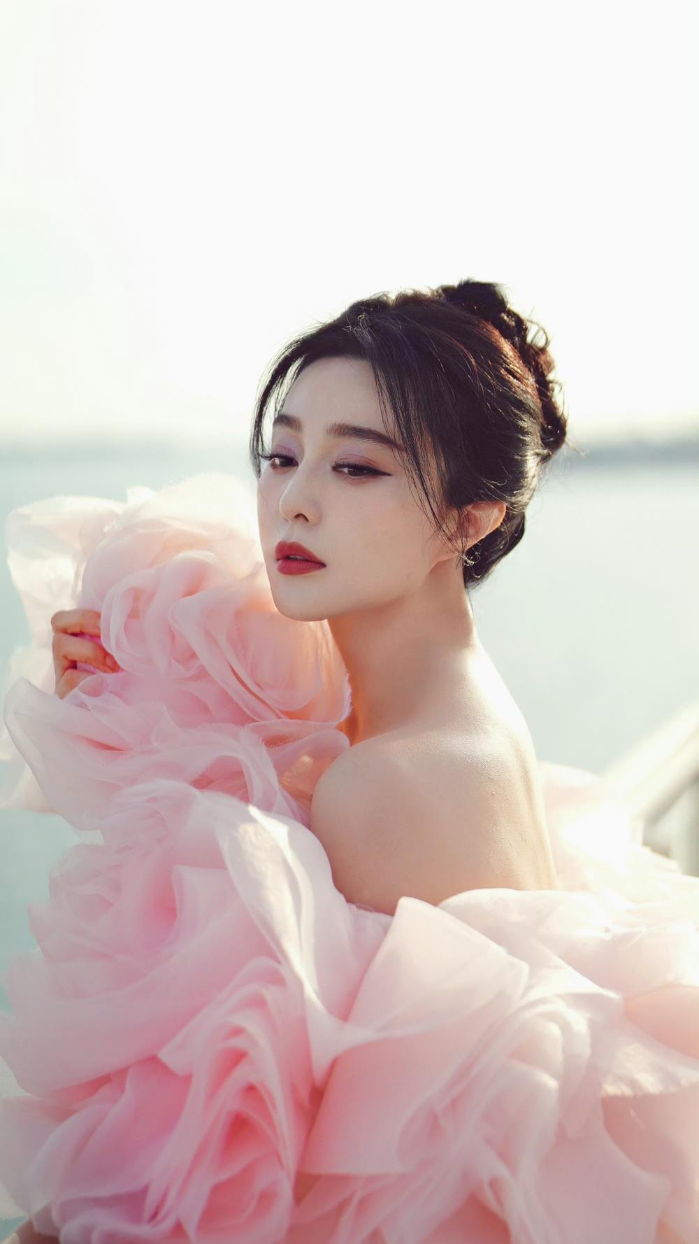 Nicole + Felicia禮服設計加入分量感硬紗堆疊。（截自微博）