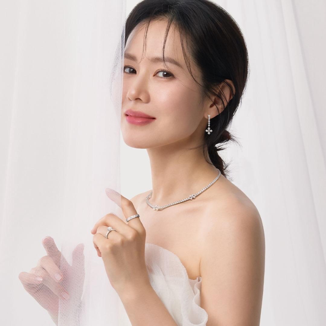 孫藝真在最新珠寶廣告中再披上白紗。