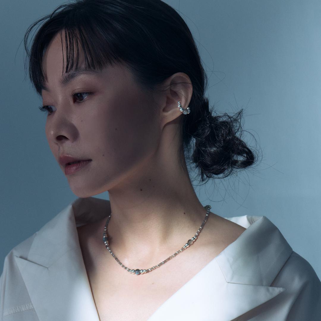 鄭宜農佩戴Embrace系列「冬眠」項鍊，925純銀、拉長石，4,980元。（OLIVIA YAO JEWELLERY提供，以下同）