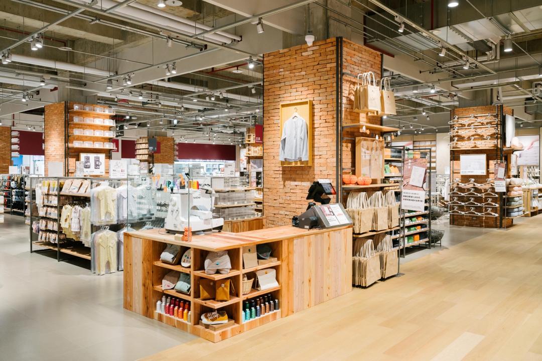 MITSUI OUTLET PARK 林口門市進駐新北唯一的「刺繡工房｣，提供客製化服務。(MUJI提供，以下同)