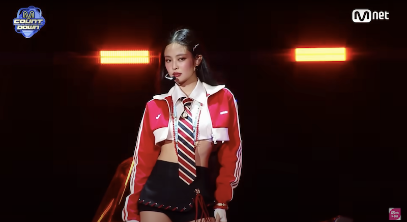 Jennie日前登上《M Countdown》宣傳新歌時便已經搶先穿上adidas Originals x Avavav 2024秋冬系列。