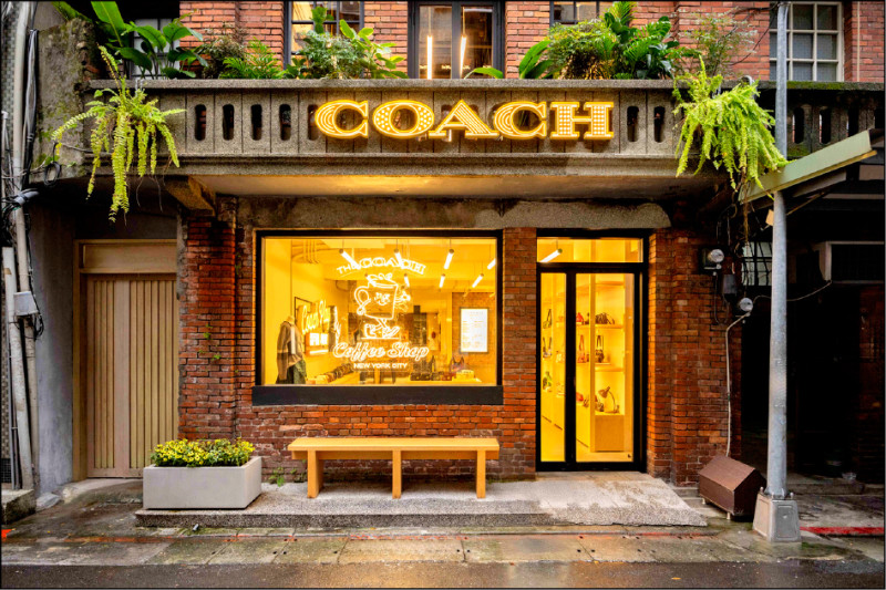 COACH PLAY赤峰街概念店翻修百年獨棟老宅，結合咖啡店賦予年輕愜意氛圍。