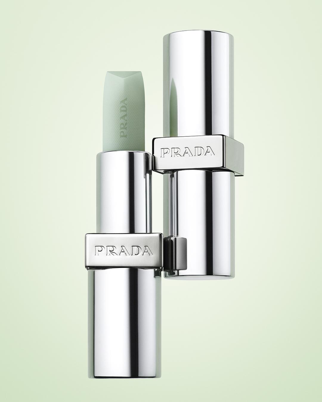 Prada Beauty經典潤脣膏在全球經常熱賣到缺貨，1,550元。