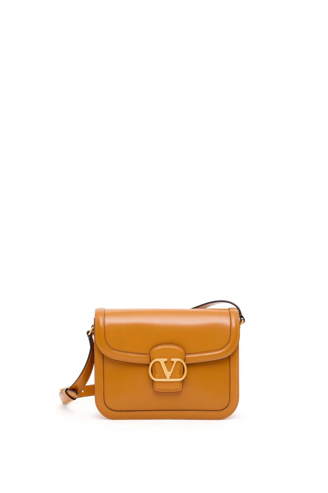 Valentino Garavani 9to5 bag，小牛皮，130,000元。