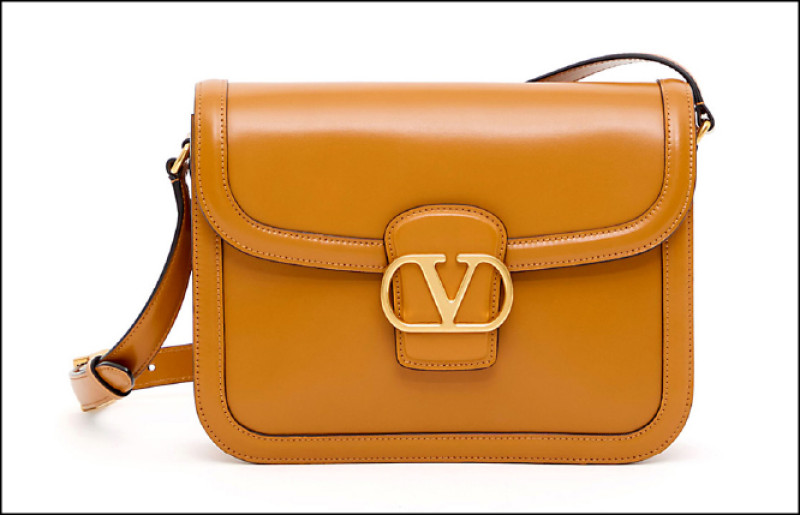 Valentino Garavani 9to5 bag，小牛皮，130,000元。