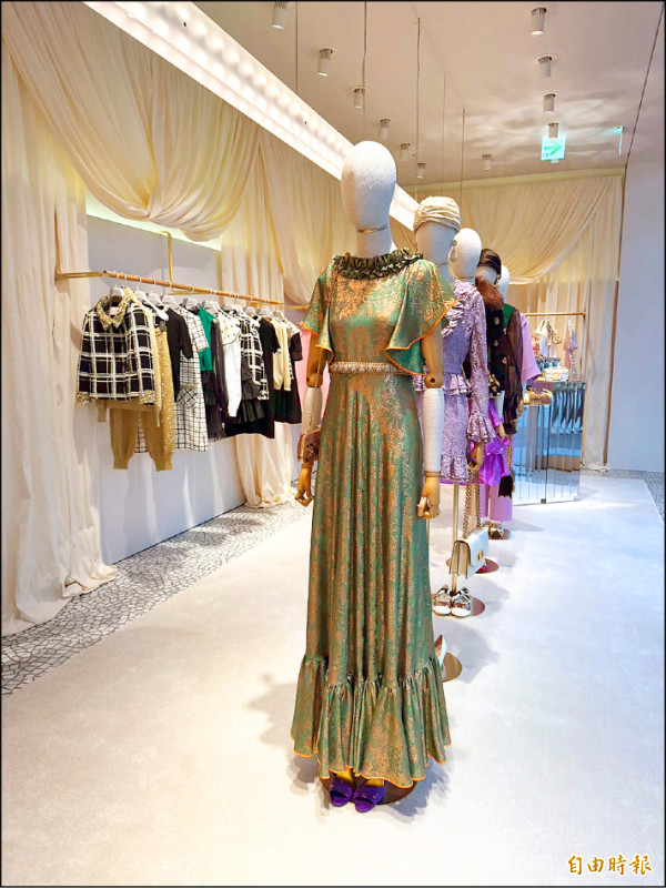 Valentino特別將台北微風信義專賣店重新妝點，並展示多套全新2025早春Avant Les Débuts系列。（記者余崇慧攝）