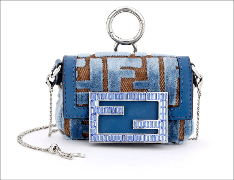 Fendi 超迷你Baguette淺藍色FF緹花絲絨吊飾，36,200元。