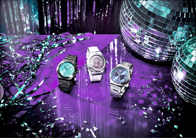 （左起）Swatch Holiday系列Obsessively Obsidian腕錶8,150元、Mocha Dream腕錶8,000元、Shimmer At Dusk腕錶8,700元。