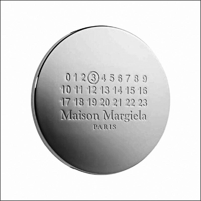 Maison Margiela 香氛蠟燭燭蓋，800元，燭蓋上方刻有品牌經典數字標誌，搭配質感上乘的金屬材質，能兼具功能與美觀性，為居室空間增添精緻氛圍。