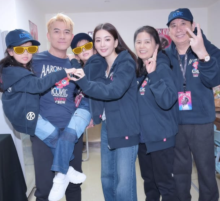 方媛的父母（右1、右2）也到場，郭天王一手抱起兩個女兒，立刻變成居家好男人。