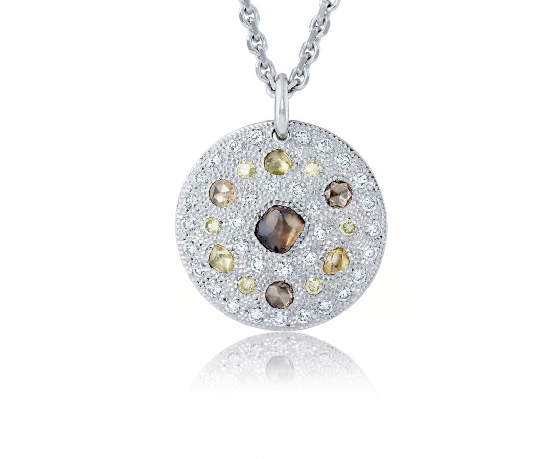 De Beers Talisman 18K白金鑽石原石圓牌吊墜項鍊，23MM，498,000元。（De Beers提供）