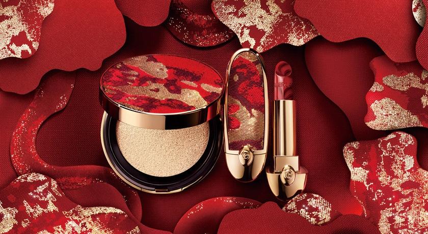 復興館：GUERLAIN紅寶之吻高訂唇膏彩殼，售價1,350元；紅寶之吻高訂緞光唇膏，售價1,400元；24K純金絲光氣墊粉餅，售價3,300元，各限20個。