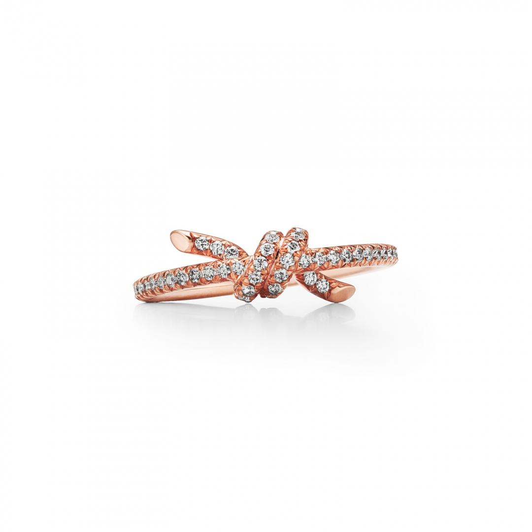 Tiffany Knot 18K玫瑰金鋪鑲鑽石窄版戒指。（Tiffany & Co.提供）