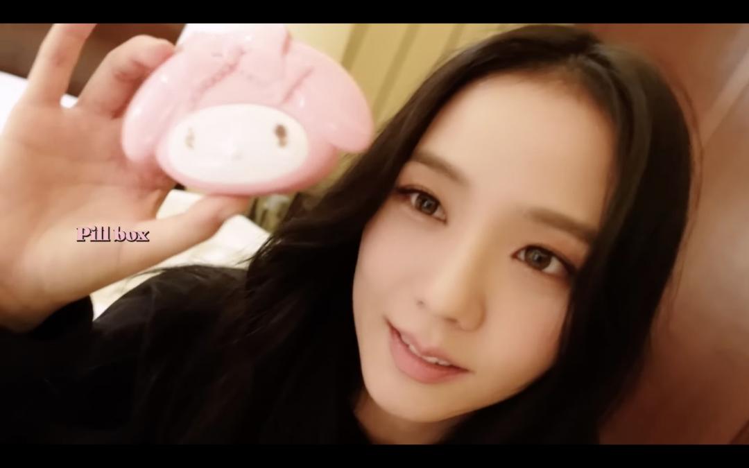 BLACKPINK成員Jisoo是有名的Hello Kitty與美樂蒂迷妹。（圖／翻攝自Jisoo YouTube）