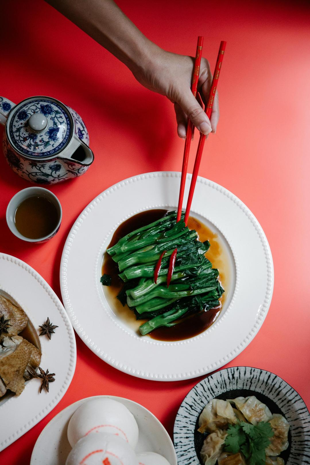 蔬菜富含豐富膳食纖維，幫助減少醣類、脂肪的吸收消化。