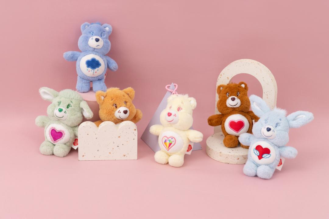 The Care Bears Family幸運盲盒共包含六款，每款售價NT$450，六款全收售價NT$2,700元。