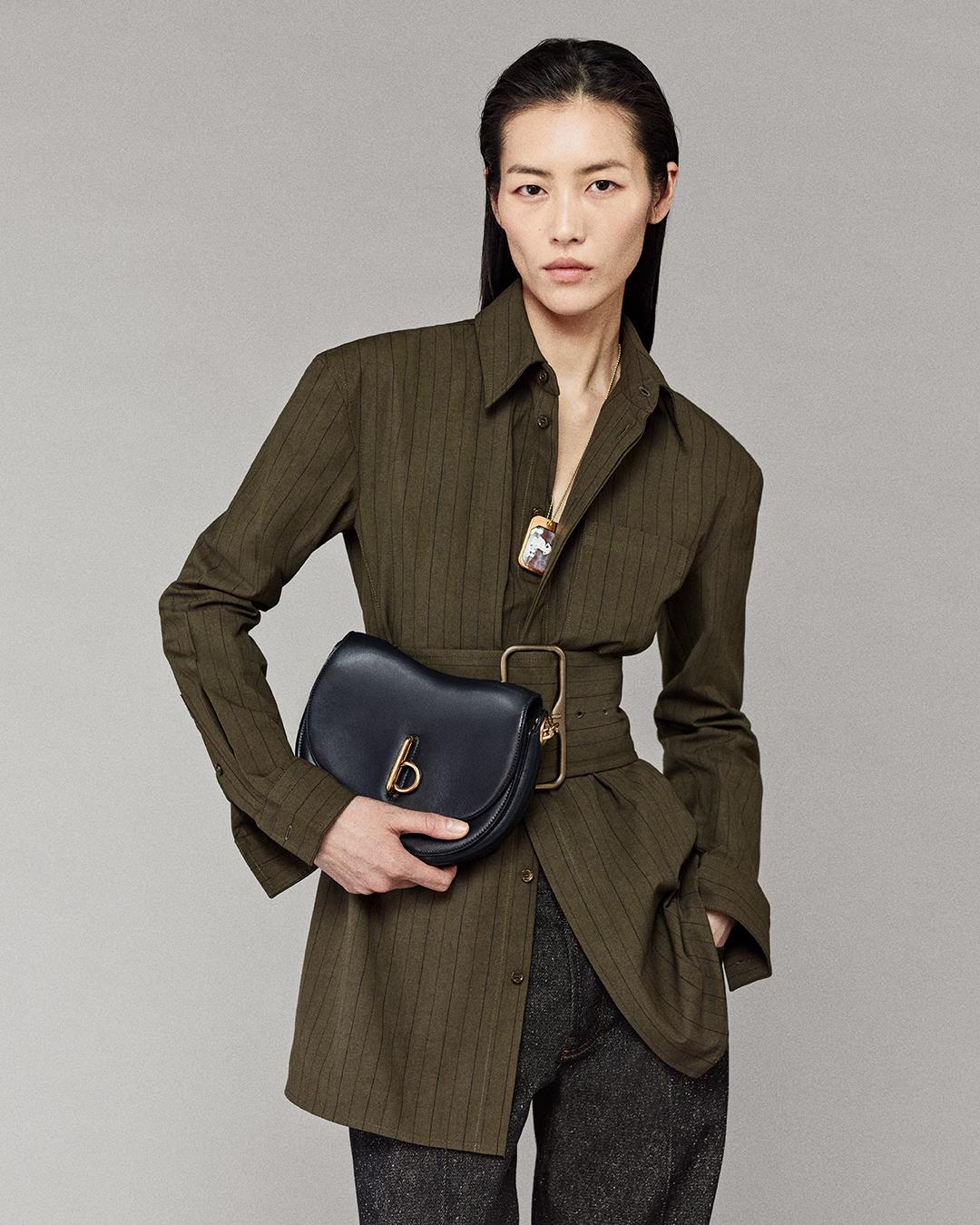 Burberry Rocking Horse小型軟式肩背包，89,000元。