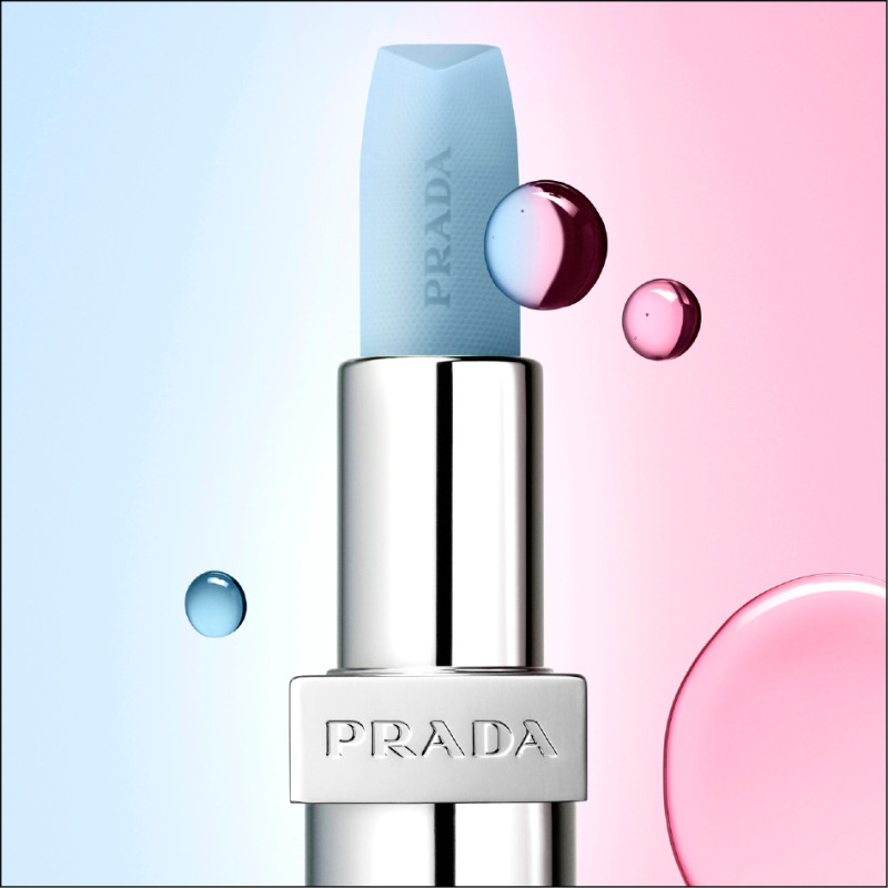 PRADA Beauty莫測藍潤唇膏#U001，1,550元。