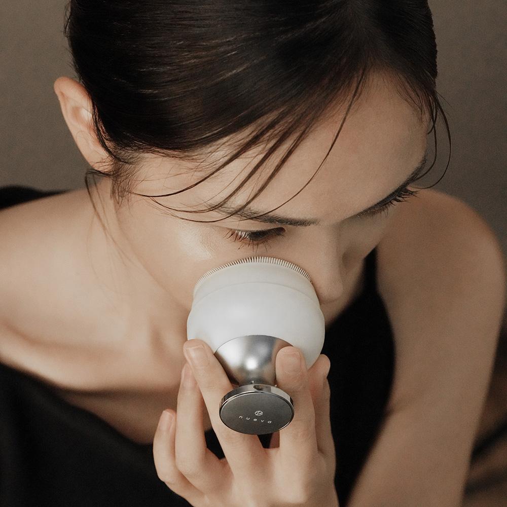 氣墊設計能完美貼合臉部輪廓，能深入鼻翼、嘴角等局部細節。