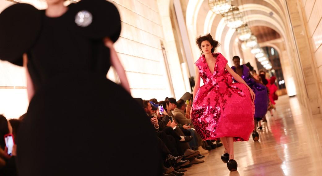 MARC JACOBS上演浮誇戲劇感！春季揮灑濃烈色彩 超現實廓形突顯奇幻張力