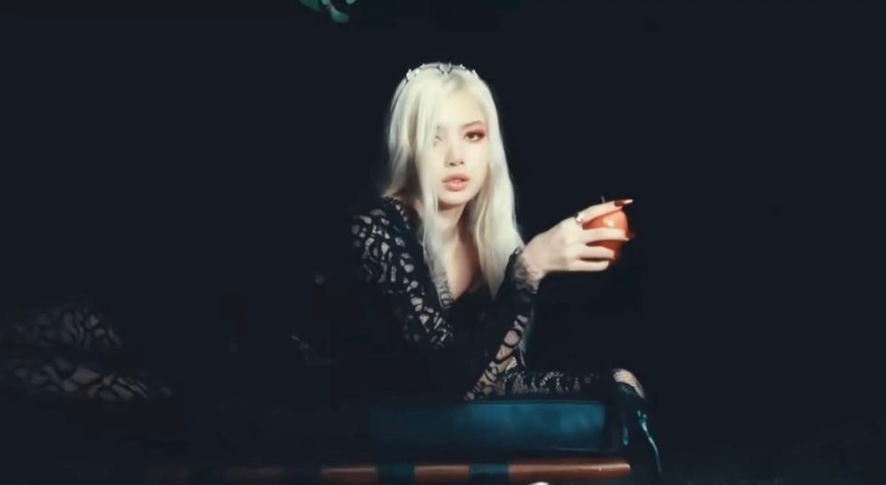 Lisa頂著一頭金髮的造型飄仙氣。