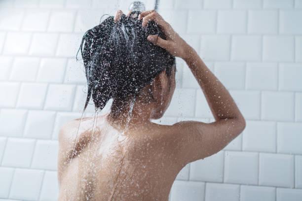 使用護髮產品時「沖太乾淨」，是造成護髮無感的主因。（翻攝自istockphoto）