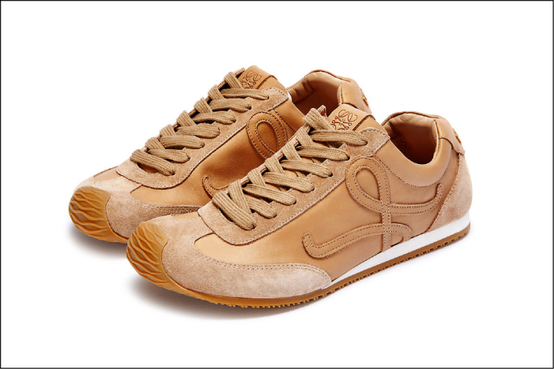 Loewe Ballet Runner 2.0鞋款推出多種材質與色彩選擇。肉桂色柔軟小牛皮運動鞋，32,000元。